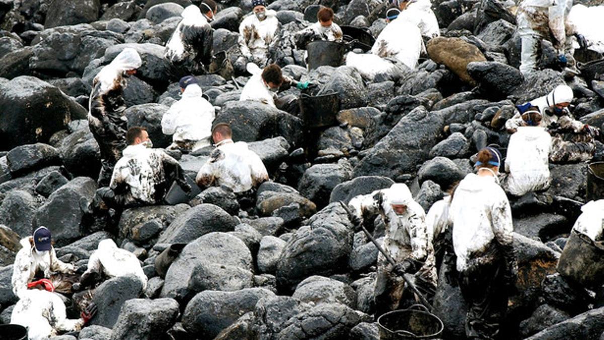 Trabajos de limpieza del chapapote en la costa de Muxía, en el 2003.