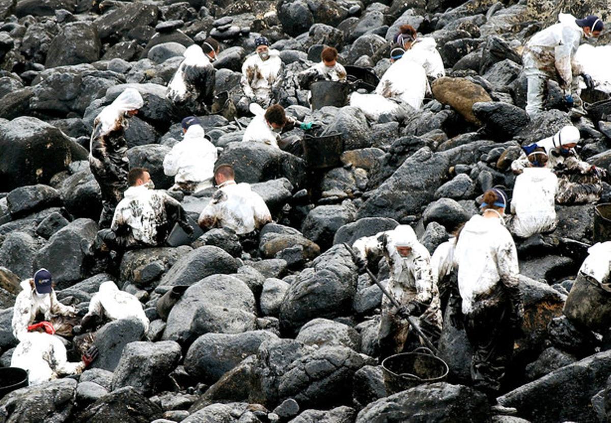 Trabajos de limpieza del chapapote en la costa de Muxía, en el 2003.