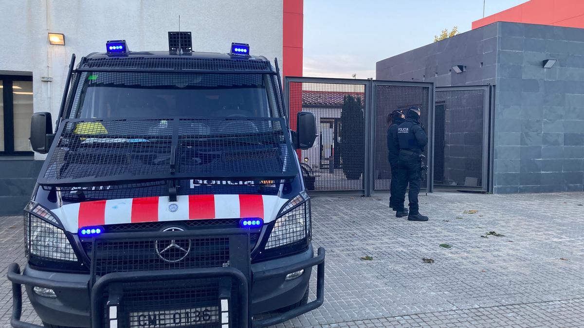La porta de la comissaria de la policial local de Llinars del Vallès, amb els Mossos d&#039;Esquadra a l&#039;exterior