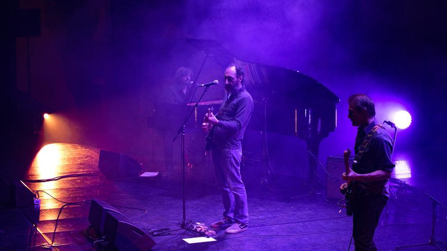 Cara i creu de Los Planetas en una emotiva nit a l’Auditori de Girona