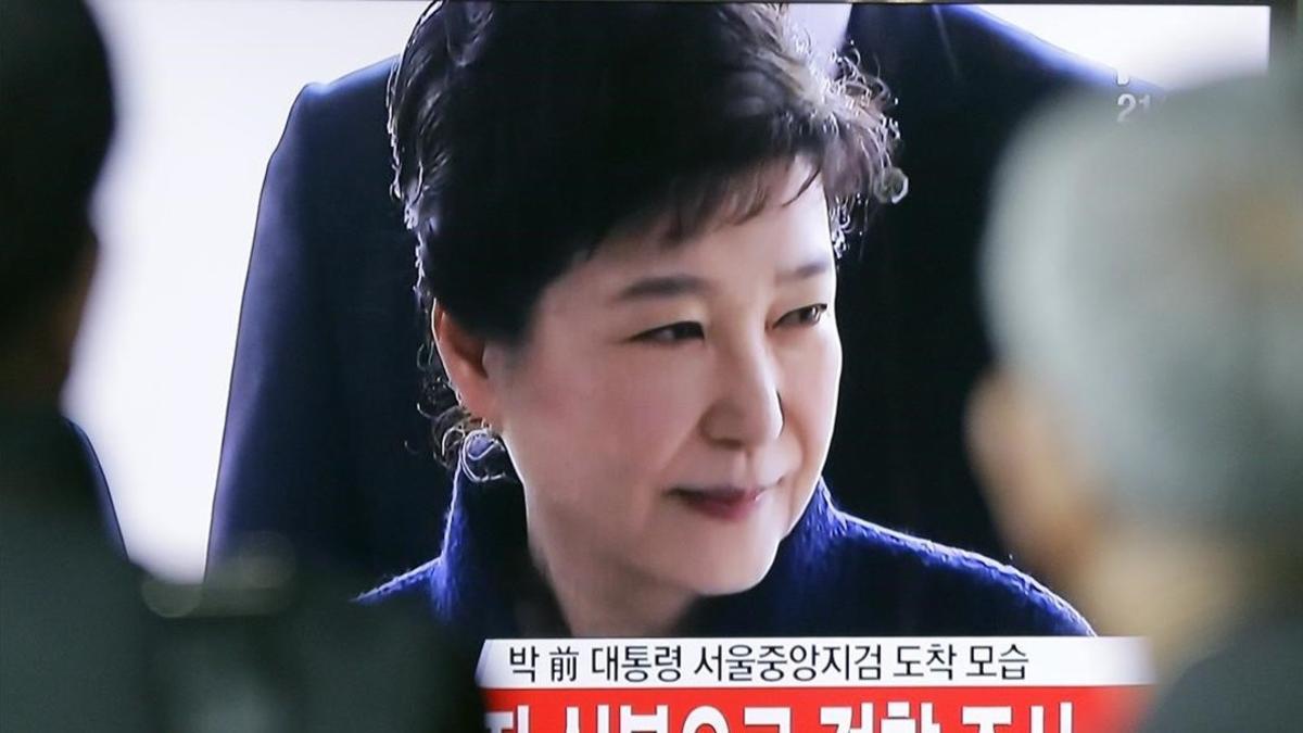 Park Geun-hye, en una imagen de televisión, a su llegada a la fiscalía, en Seúl, el 21 de marzo.