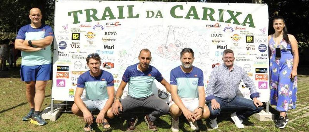 Organizadores del Trail da Carixa y políticos locales, ayer, durante la presentación.