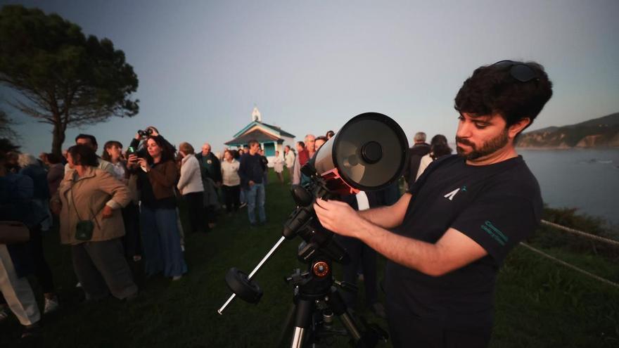 La Regalina pone un prólogo estelar a los Premios Princesa: más de 250 personas se juntan en Cadavedo para contemplar la luna y homenajear con música en directo a la astronauta Christina Koch