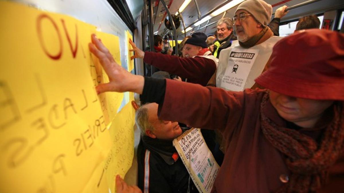 Manifestantes del colectivo 'iaioflautas' en el autobús ocupado.