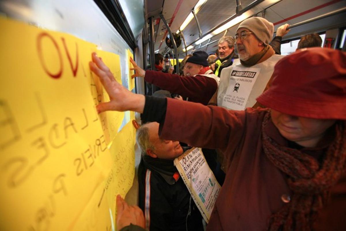 Manifestantes del colectivo 'iaioflautas' en el autobús ocupado.