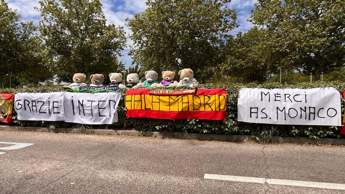 El consuelo del madridismo: agradecimiento al Inter y al Mónaco en las puertas de Valdebebas por eliminar al Barça