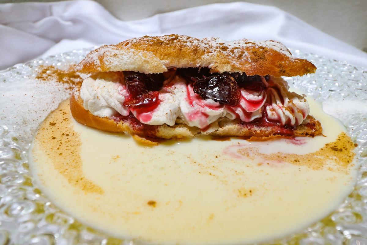Espartero relleno de nata a la canela y cerezas confitadas.
