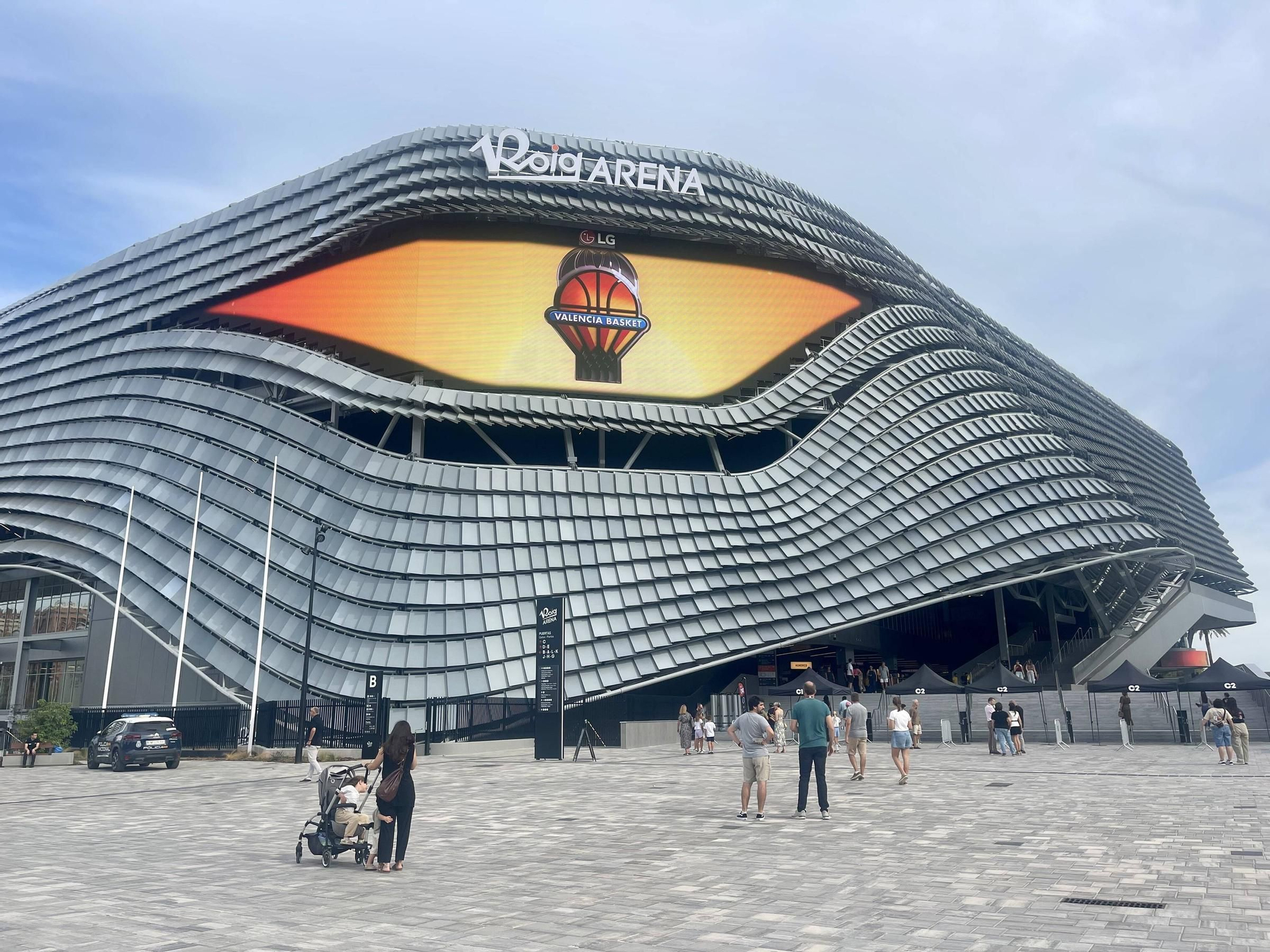 La afición del Valencia Basket visita el Roig Arena