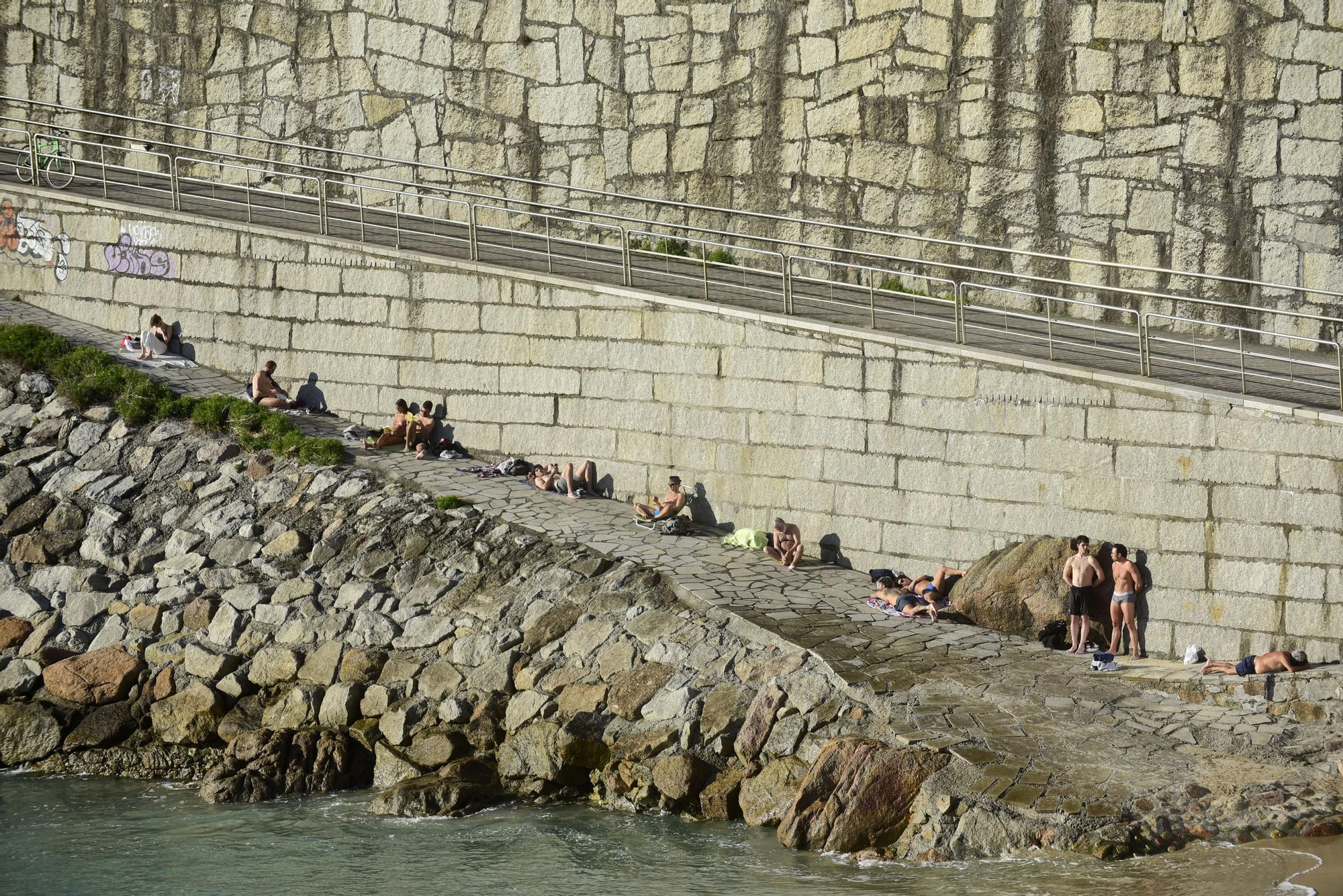 Las temperaturas agradables animan a los coruñeses a acercarse a las playas