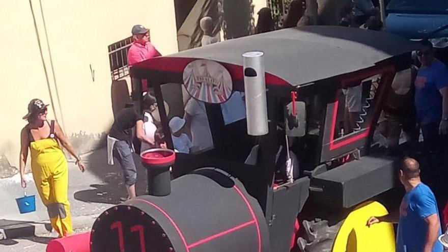 La locomotora de la llarga carrossa enfila un carrer de Puigcerdà