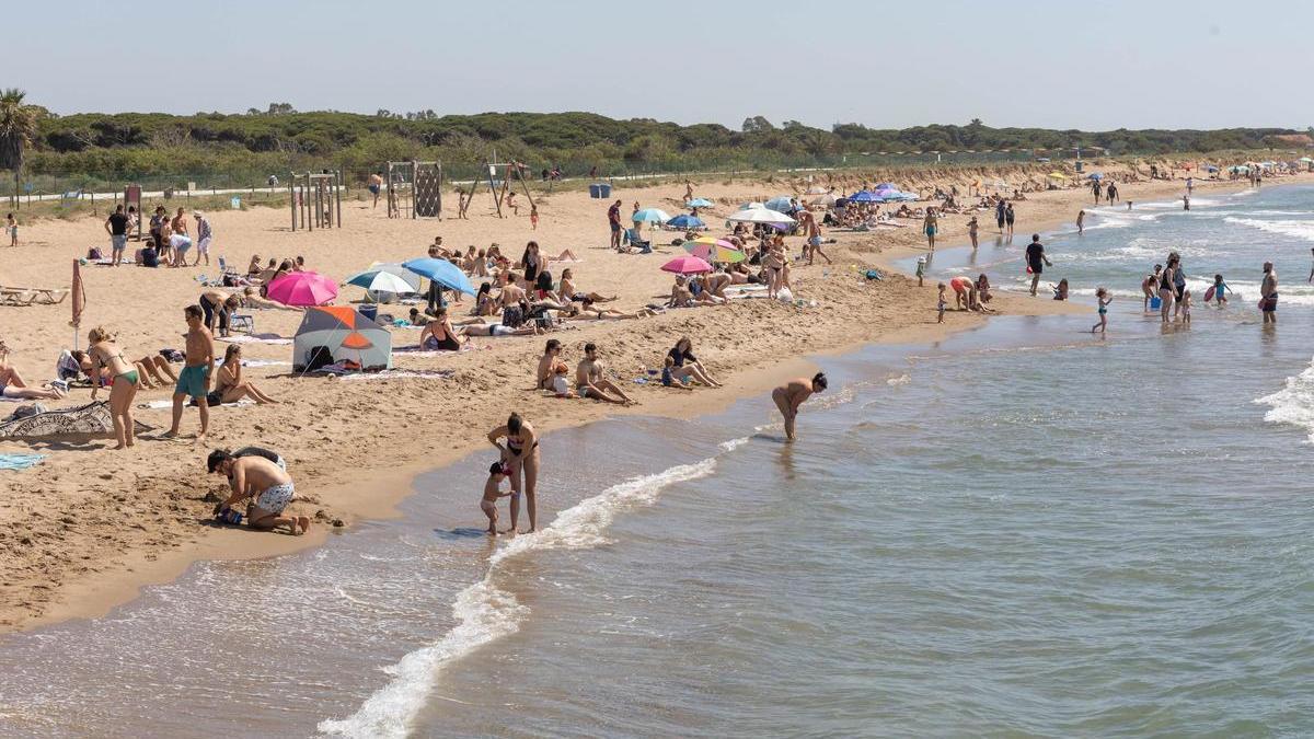 Imagen de archivo de una jornada de baño en una de las playas de Viladecans.