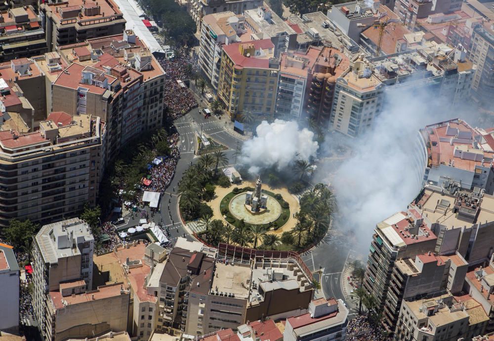 INFORMACIÓN fotografía la mascletà de Fuegos Artificiales del Mediterráneo desde el helicóptero de vigilancia de la Policía Nacional