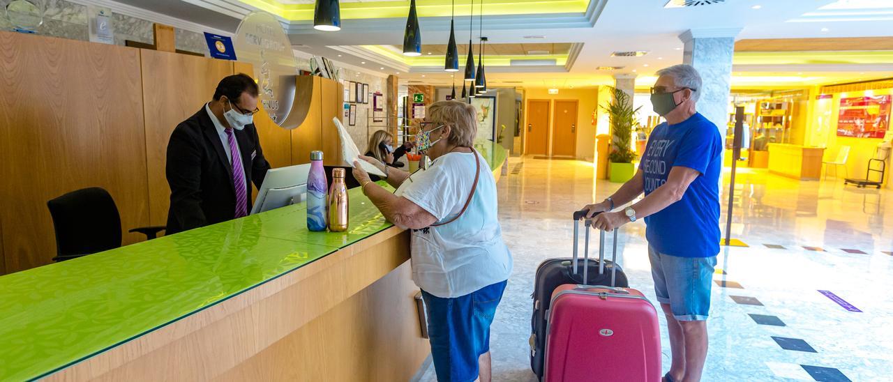 Una pareja de turistas senior registrándose en un hotel de Benidorm