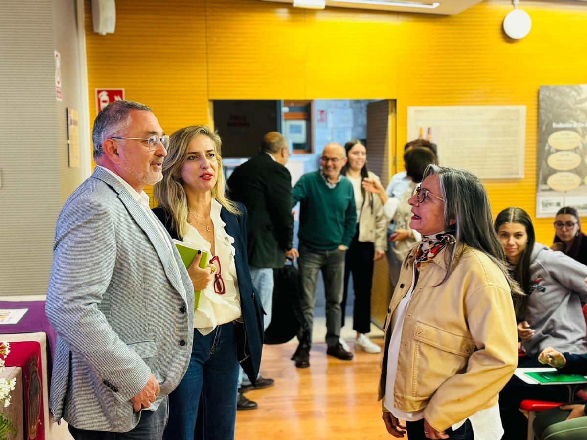 La directora general de la PAC, Ana García Anciones, junto al concejal de Agricultura, Ángel Meca, este jueves en el CIFEAS.