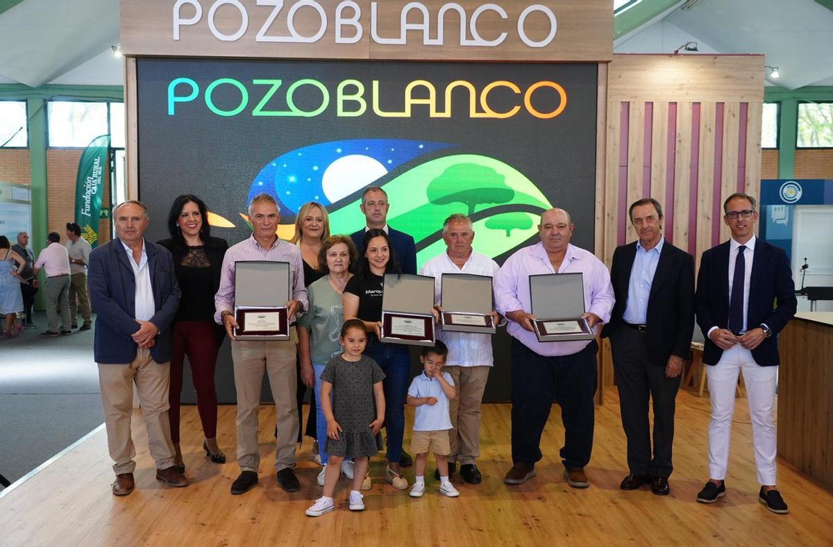 Foto de familia de autoridades y premiados, ayer, durante la clausura de la Feria Agroganadera.