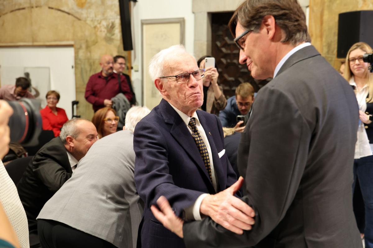 El president de la Generalitat, Salvador Illa, ha mantenido un encuentro en Palau con doce de las más de 3.000 personas centenarias en Cataluña, un récord en la esperanza de vida que, ha afirmado, representa un éxito de las políticas públicas.