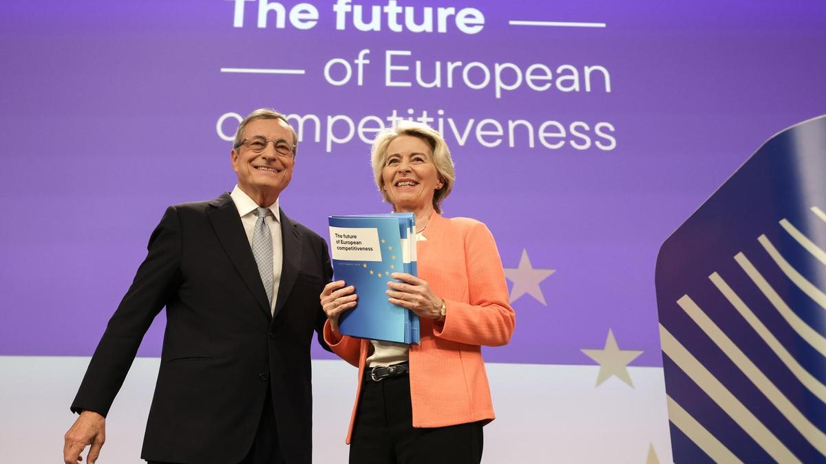 El expresidente del BCE Mario Draghi y la presidenta de la Comisión Europea, Ursula Von der Leyen, en la presentación del informe de propuestas para la competitividad de la UE. n der Leyen,