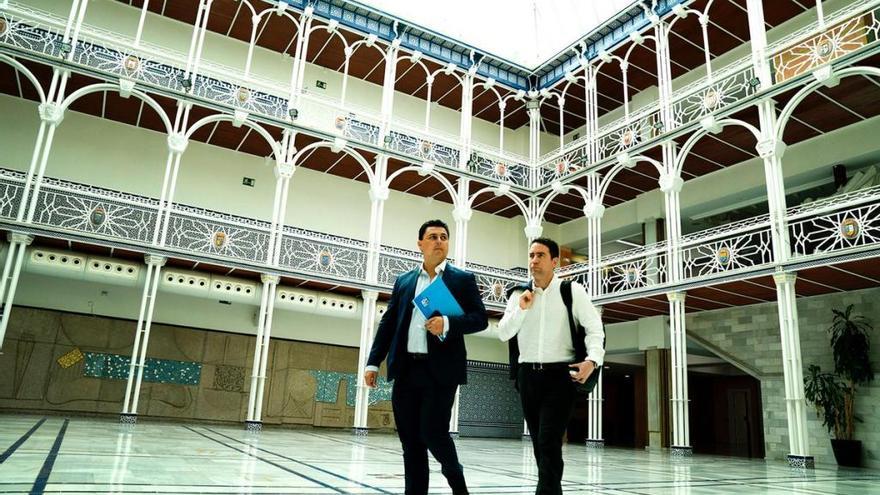 Teodoro García Egea y José Miguel Luengo, a su llegada a la Asamblea Regional esta mañana.