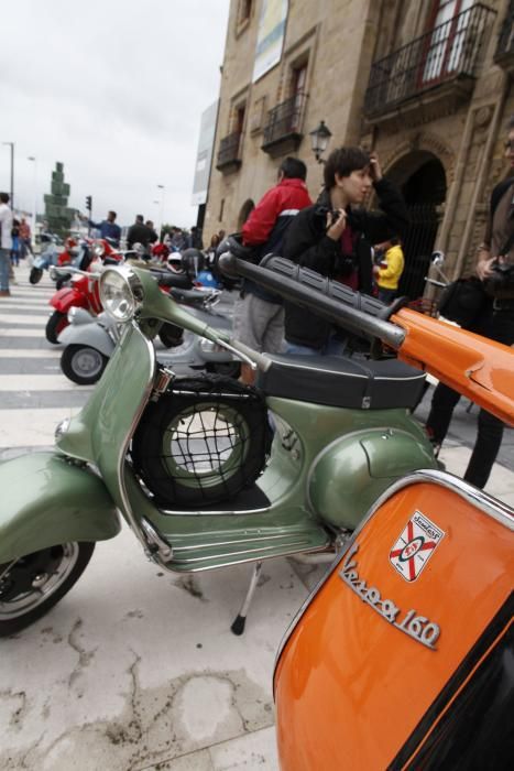 Concentración de Vespas y Lambretas en el Euroyeyé de Gijón