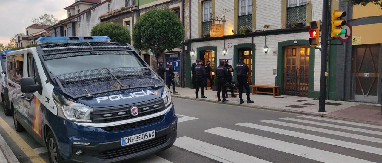 Varios furgones de la Policía, en La Guía