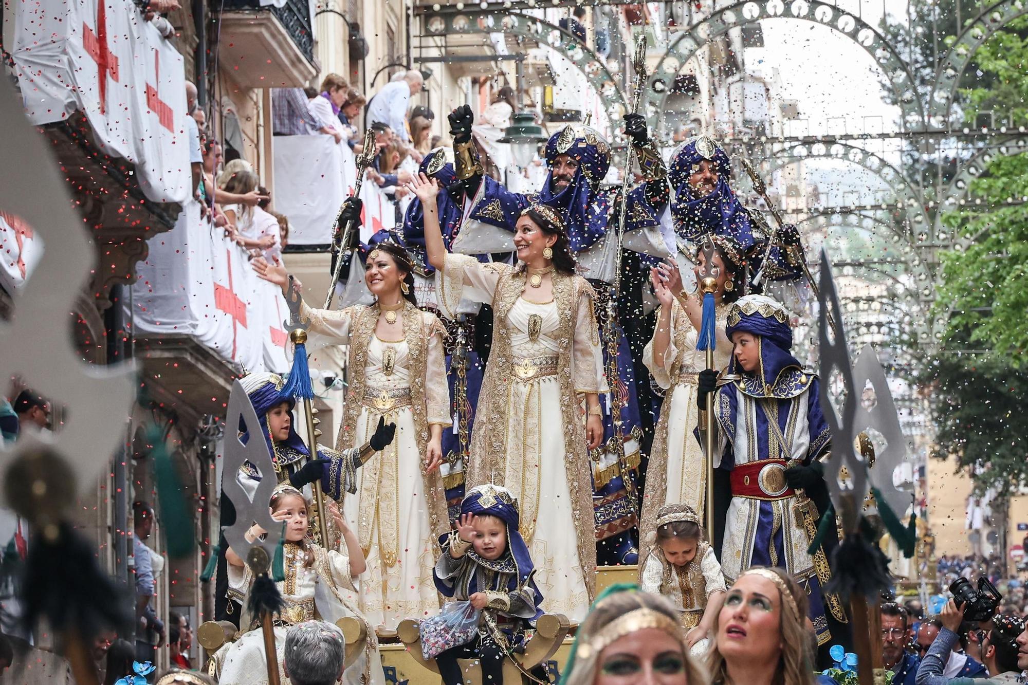 La mujer hace historia en la Entrada Mora de Alcoy
