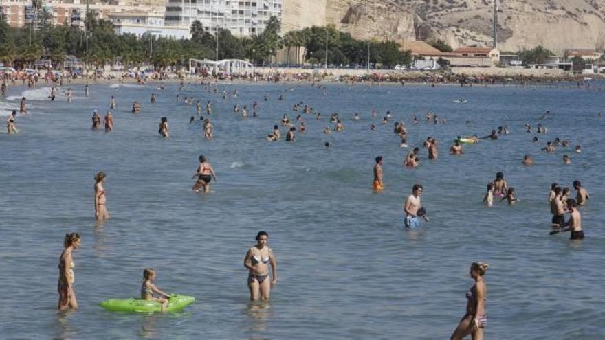 Playas llenas con un tiempo estival