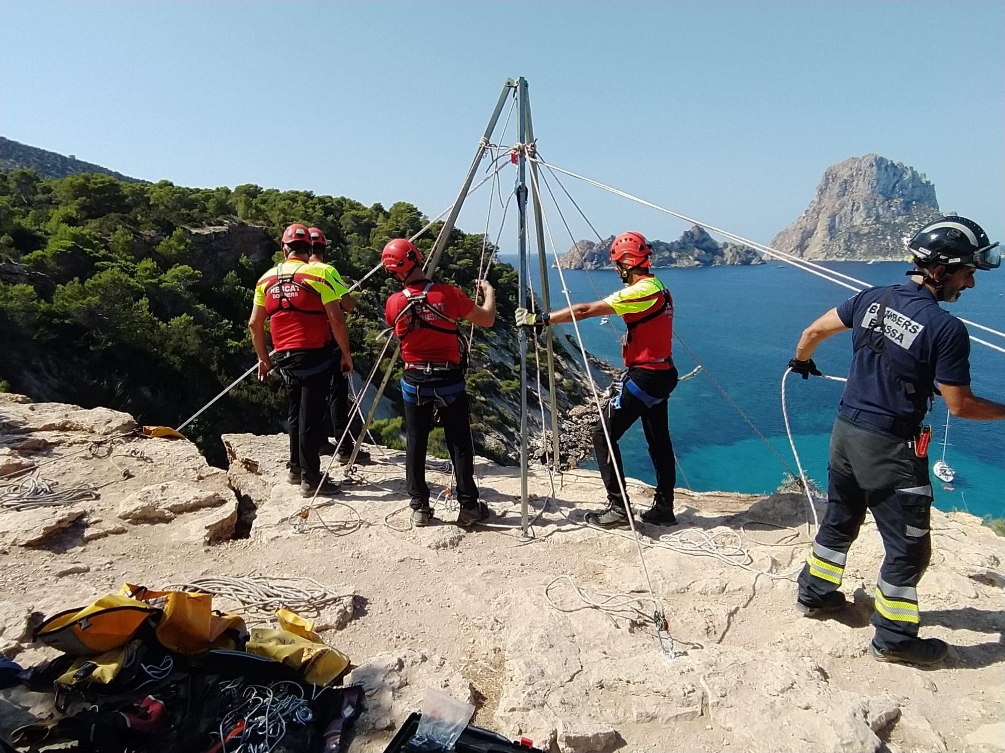 Herido grave un hombre al caer de una altura de 12 metros en Ibiza.