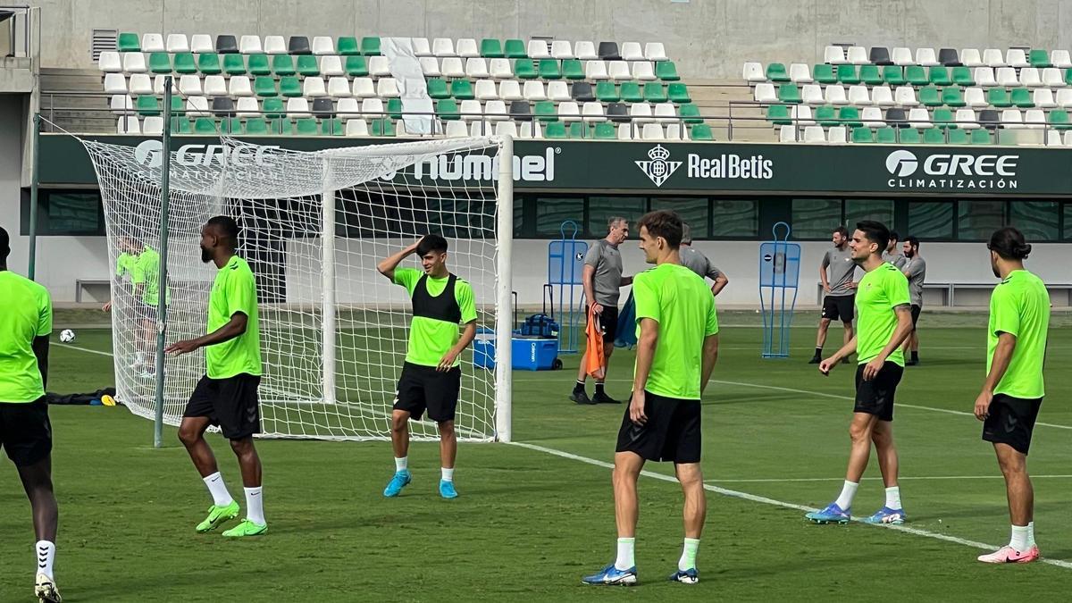 Dani Pérez entrena a las órdenes de Manuel Pellegrini antes de viajar a Varsovia para el debut en Conference League