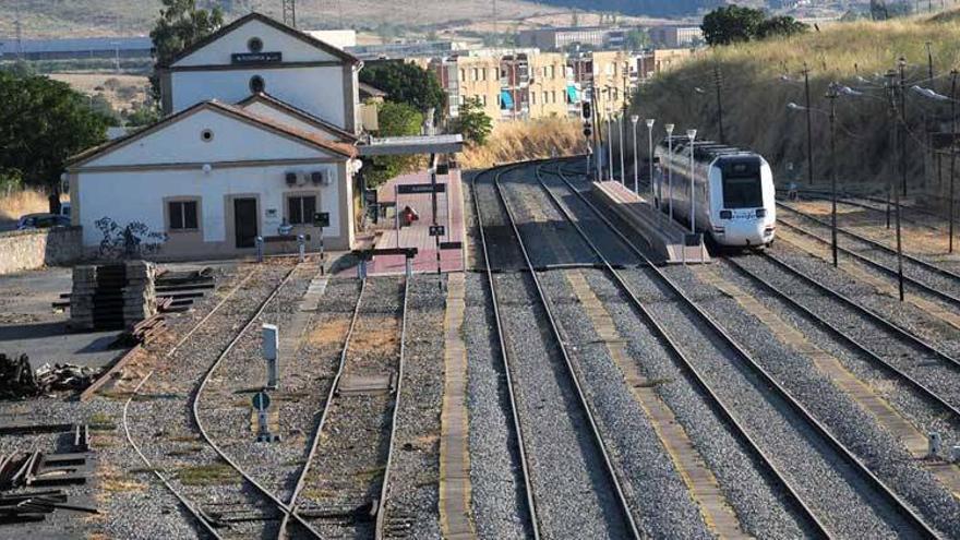 El alcalde de Plasencia: &quot;Ahora es el momento de luchar por acercar el AVE&quot;