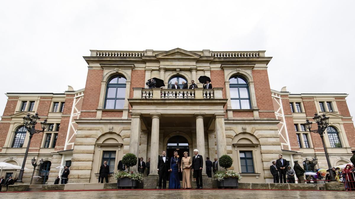 La excanciller alemana, Angela Merkel, y su marido, Joachim Sauer, que por primera vez en décadas no estarán en Bayreuth, a su llegada al festival en 2022.