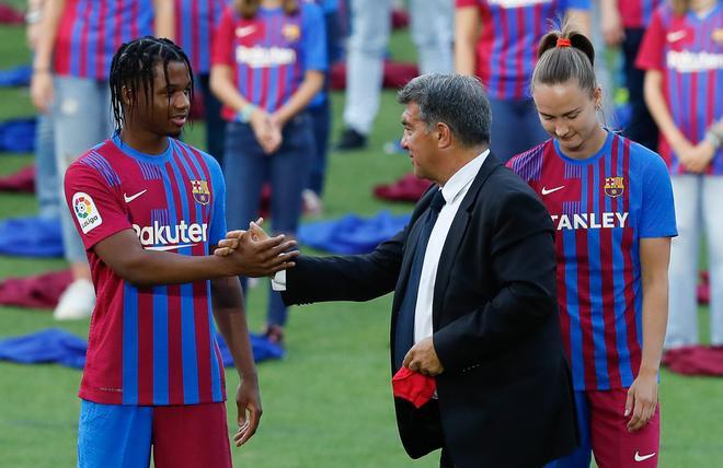 Presentación de la nueva camiseta del Barça 2021-2022. Ansu Fati y Joan Laporta dándose la mano en el Camp Nou.