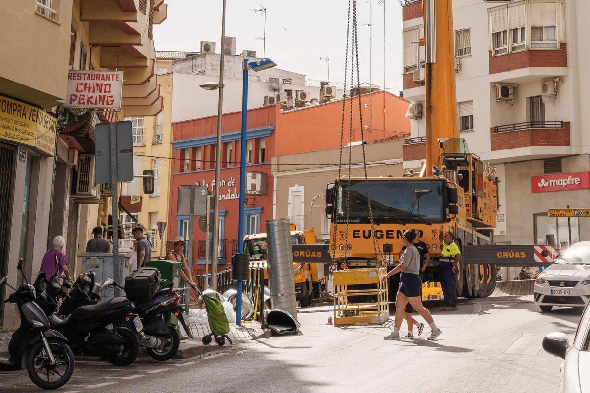 La colosal grúa instalada en el entorno de la Torre de Mérida durante los trabajos en el sistema de extracción del restaurante.