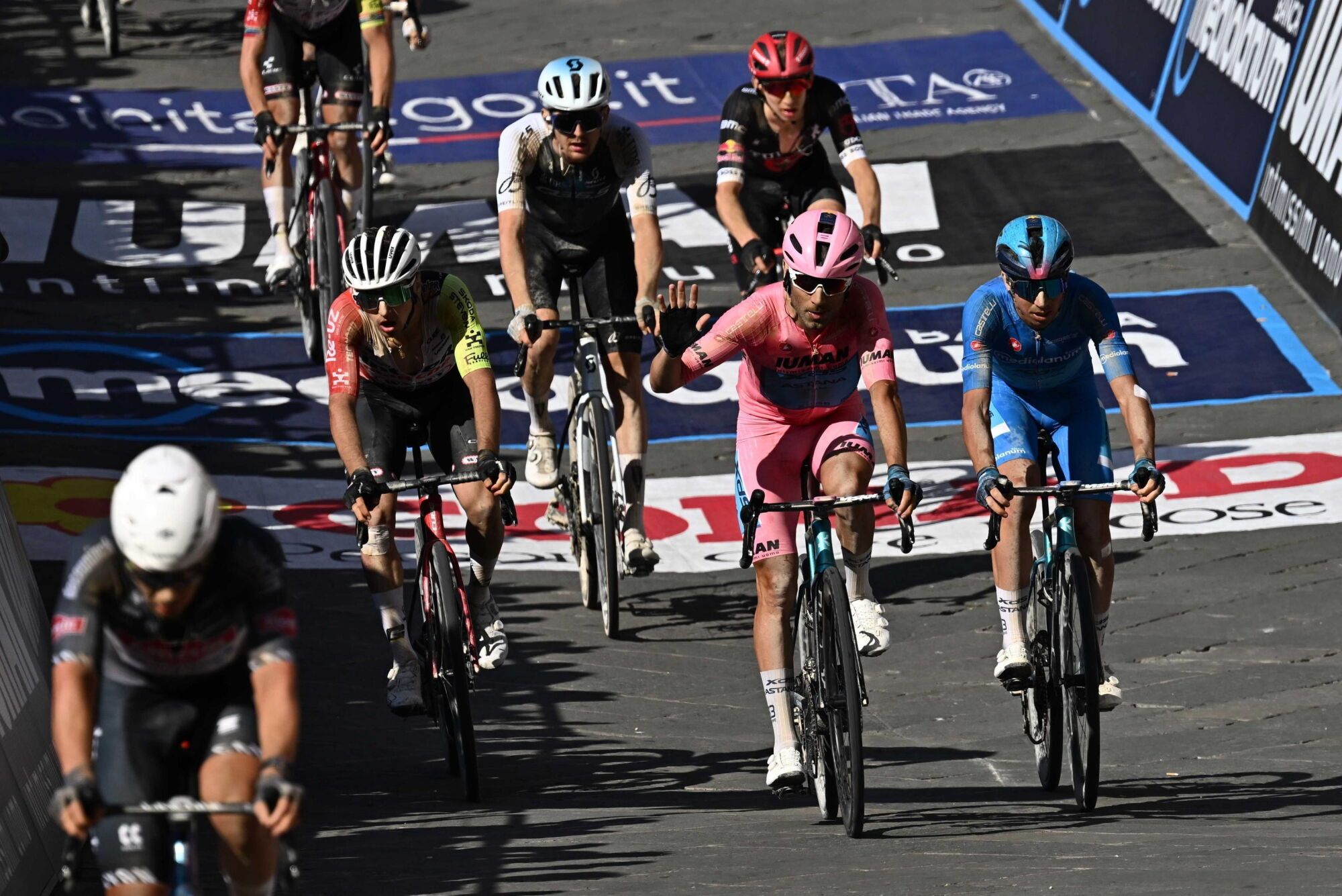 SIENA (Italy), 18/05/2025.- Italian rider Diego Ulissi of XDS Astana Team wearing the overall leader's pink jersey, in action to cross the finish line of the 9th stage of the 108 Giro d'Italia 2025, cycling race over 181 km from Gubbio to Siena, Italy, 18 May 2025. (Ciclismo, Italia) EFE/EPA/LUCA ZENNARO