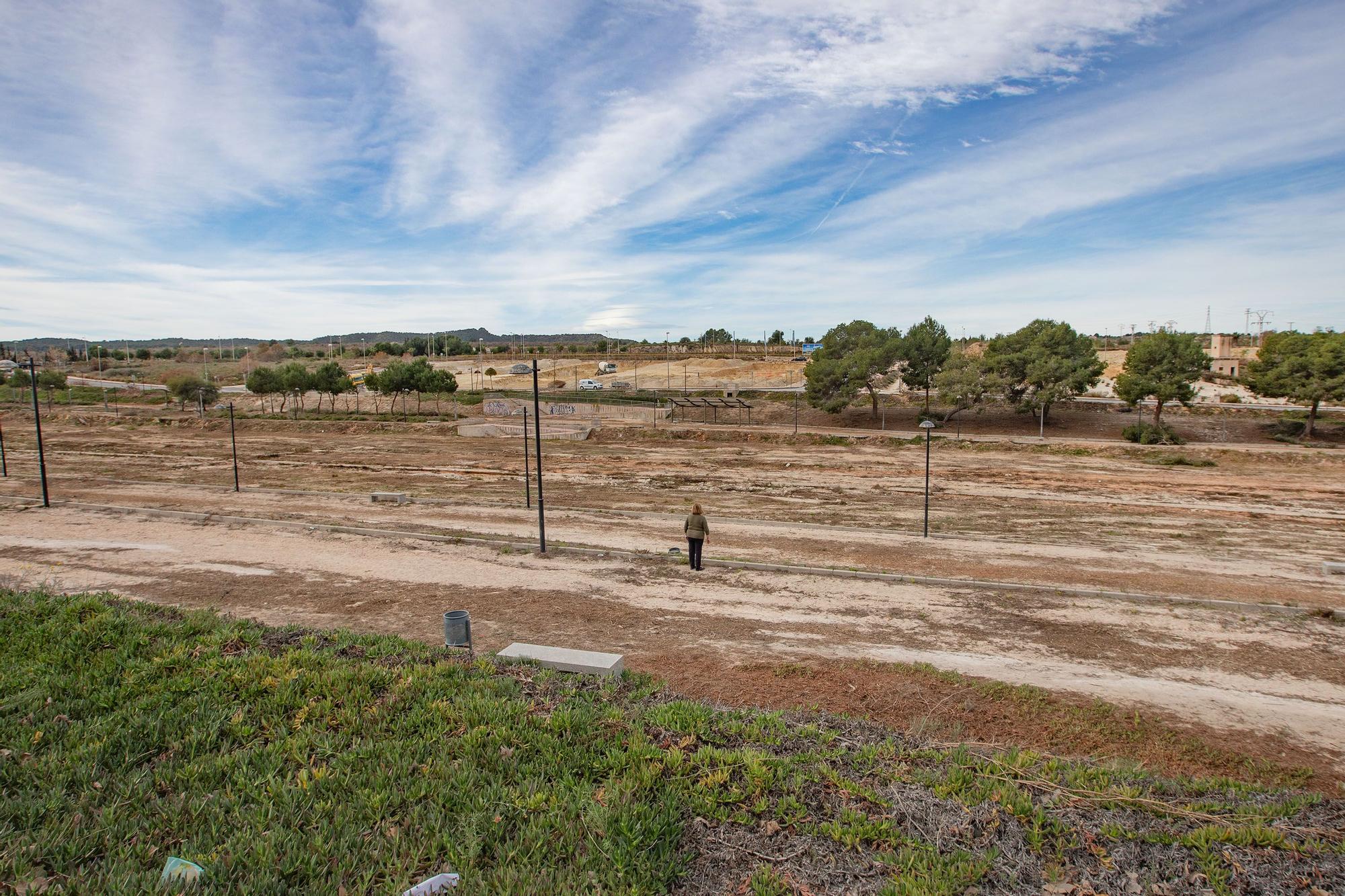 Trabajos de limpieza en la urbanización de Los Invernaderos en San Miguel de Salinas