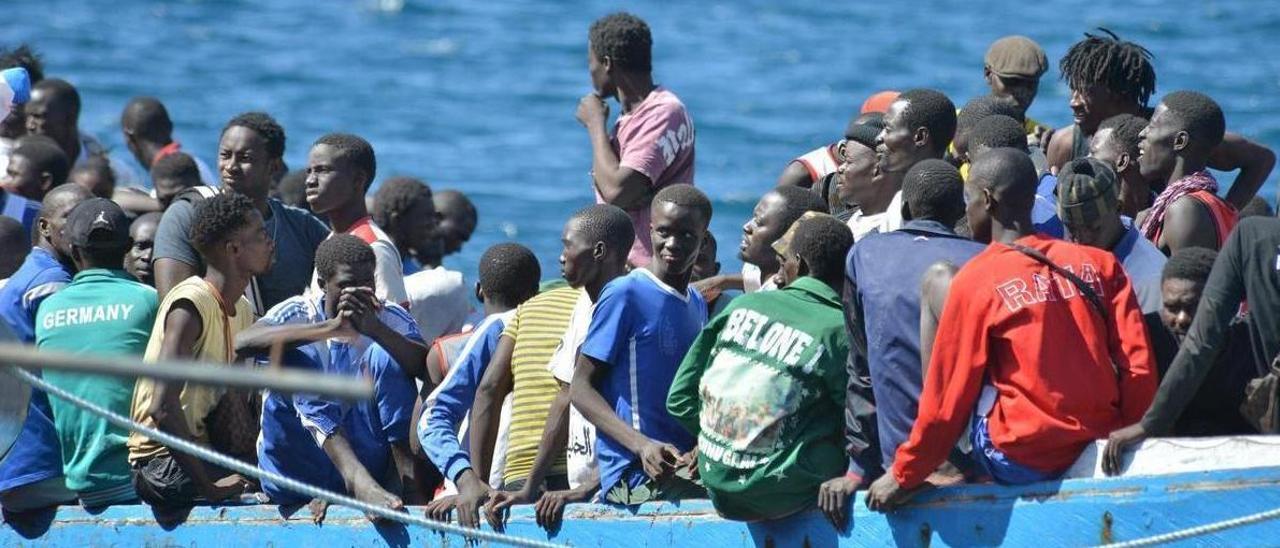 Migrantes en un cayuco de la ruta canaria.