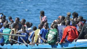 Migrantes en un cayuco de la ruta canaria.