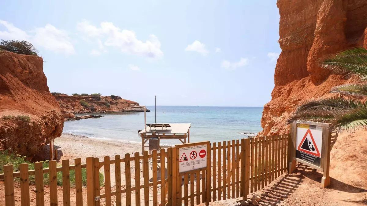 Imagen de sa Caleta el pasado verano, con la señalización que advertía del cierre de la playa.