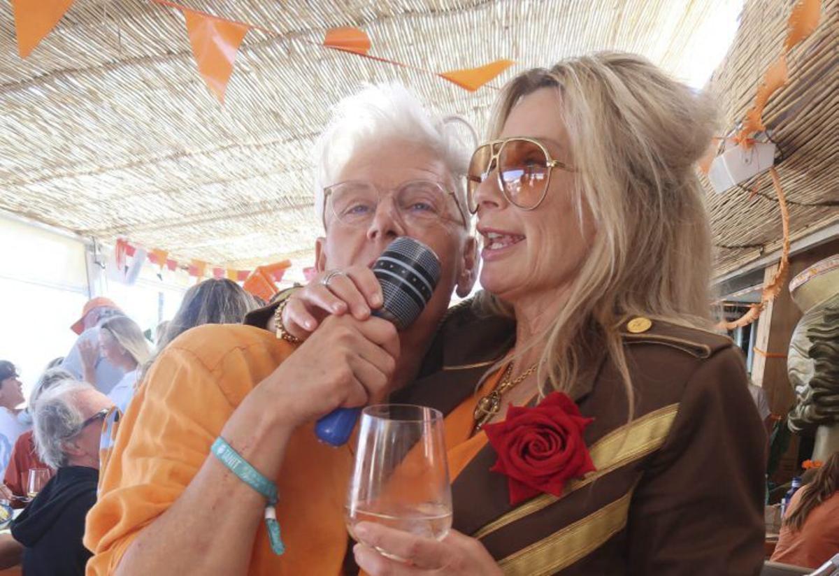 Fiesta naranja en la playa