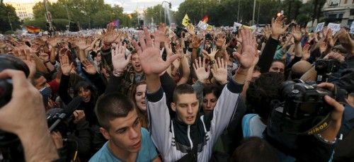 MÁS DE MIL PERSONAS SE CONCENTRAN FRENTE AL CONGRESO DE LOS DIPUTADOS