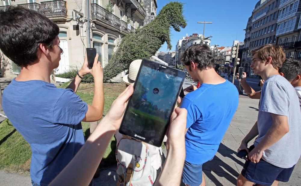 Un grupo de entrenadores capturan Pokemon en la Praza da Princesa