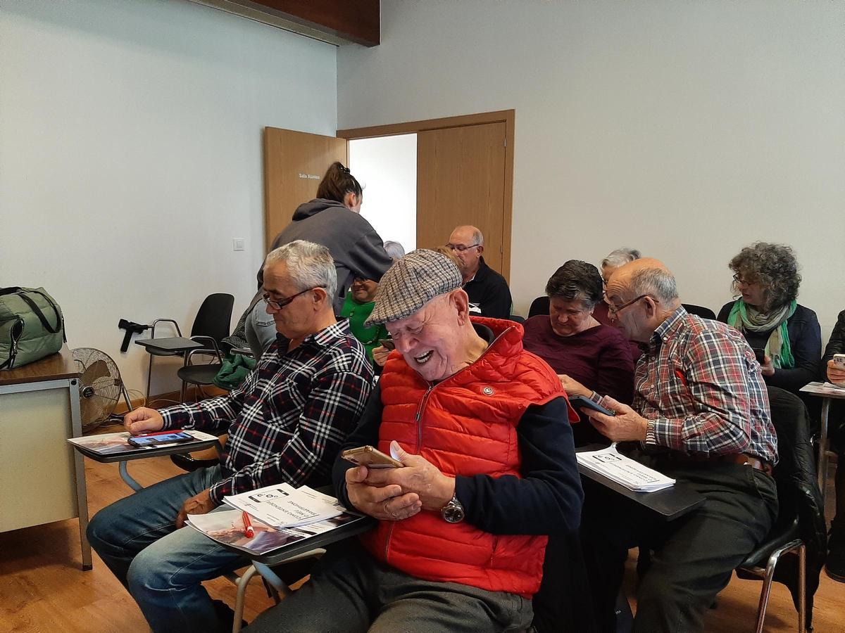 Uno de los participantes practica ayer con su teléfono durante la clase.
