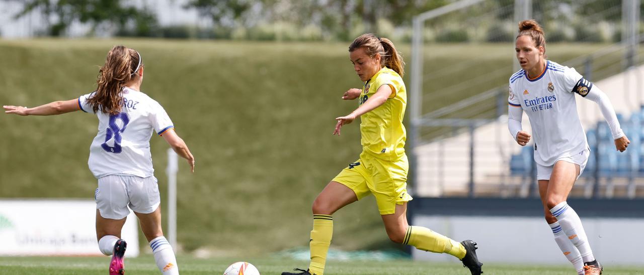 La jugadora del Villarreal Nerea conduce un balón ante la presión de una futbolista del Real Madrid.