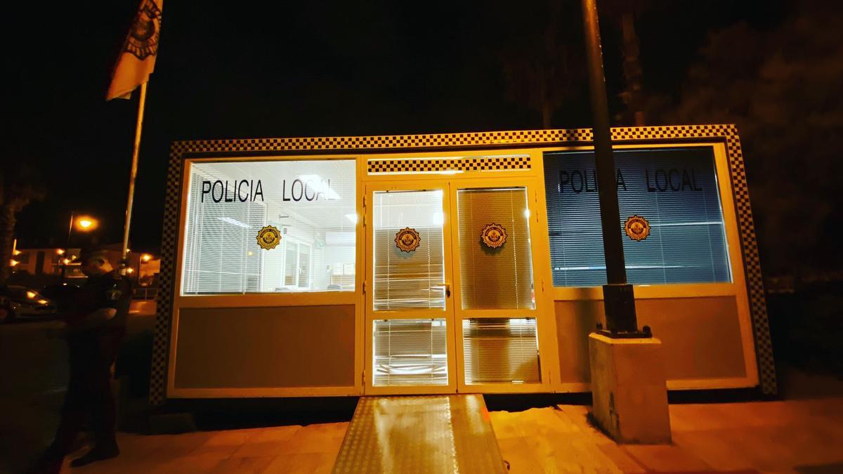 Retén de la Policía Local en la playa.