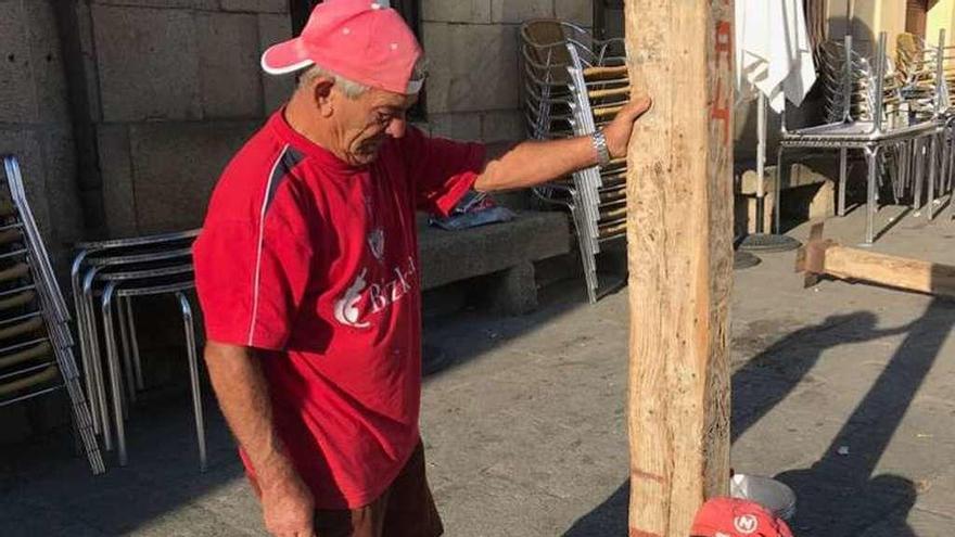 Inicio de la instalación de la plaza de madera en Fermoselle.