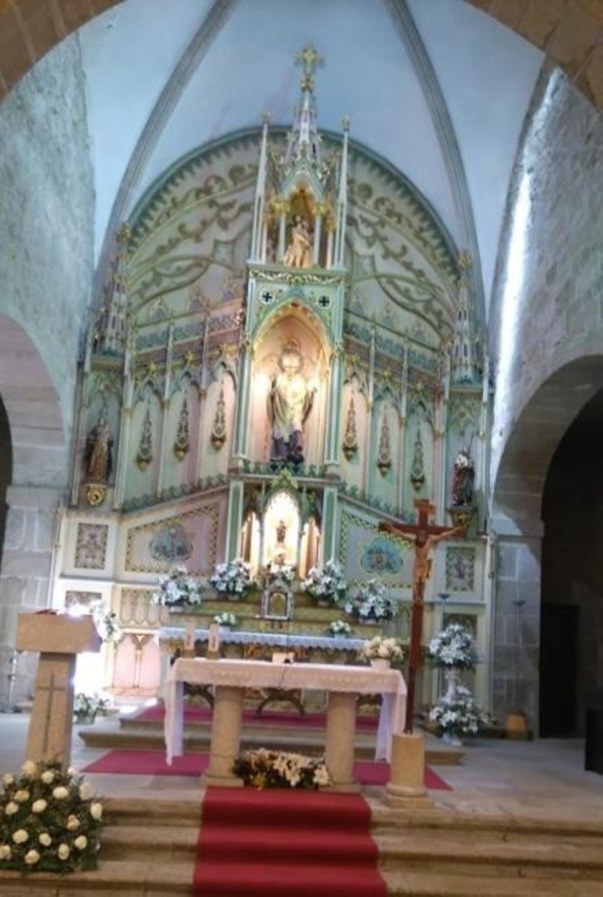 Una imagen del altar y del retablo de la iglesia de San Martiño de Bueu.