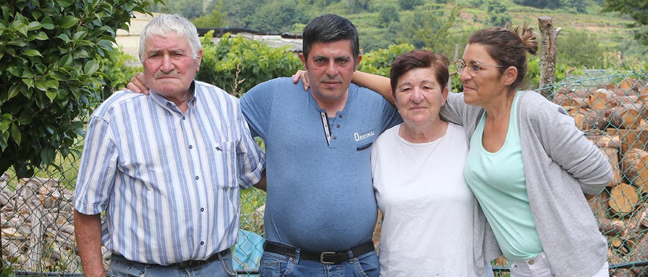 Jorge junto a sus padres Manuel y Delia y su hermana Irene disfrutando de sus primeras horas en libertad