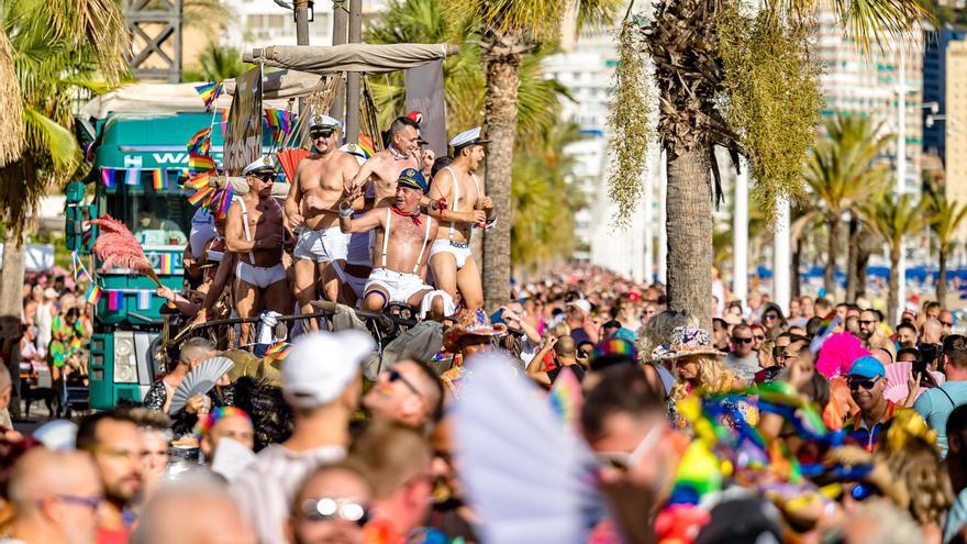 Las imágenes del día grande del Benidorm Pride con un multitudinario desfile y una fiesta en l&#039;Aïguera