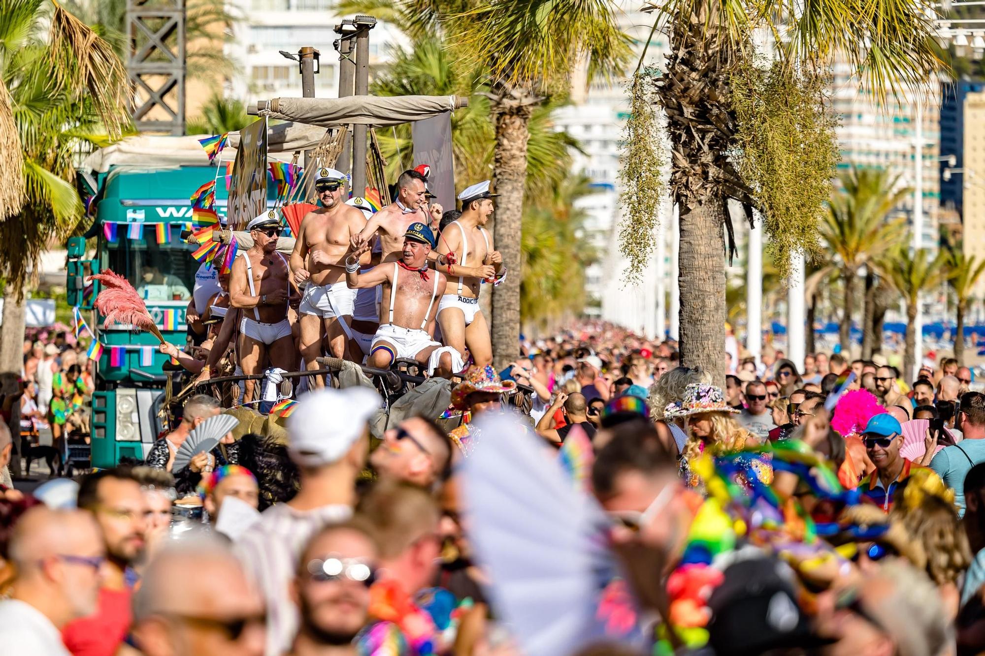 Cientos de personas festejan el Benidorm Pride con un multitudinario desfile y una fiesta en l'Aigüera