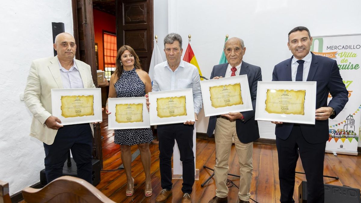 De izquierda a derecha, José Dimas Martín, Olivia Duque, Juan Pedro Hernández, Dimas Martín y Oswaldo Betancort, reciben un homenaje por los 40 años del Mercadillo de Teguise