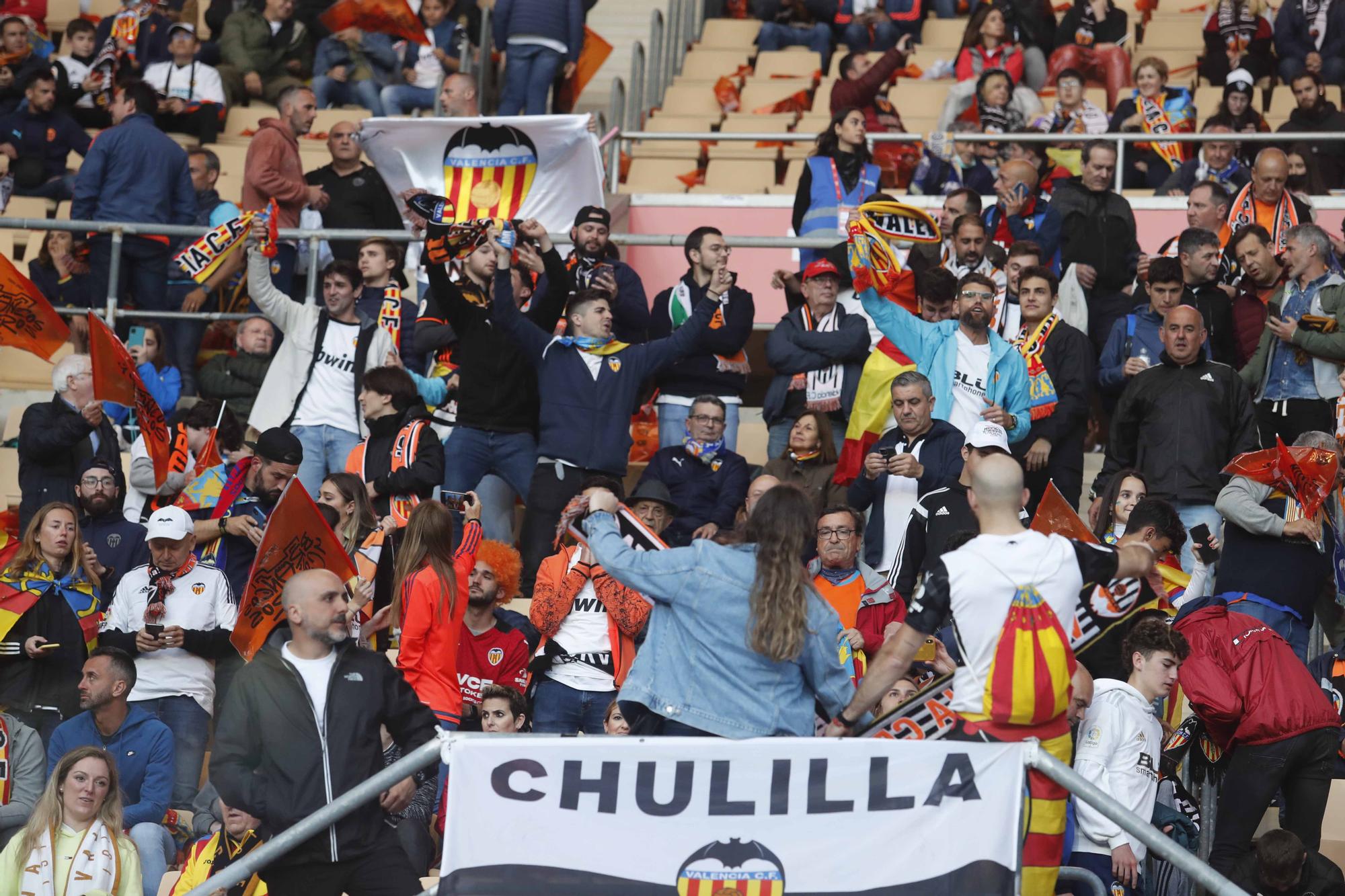 La afición valencianista llena de color el estadio de la Cartuja